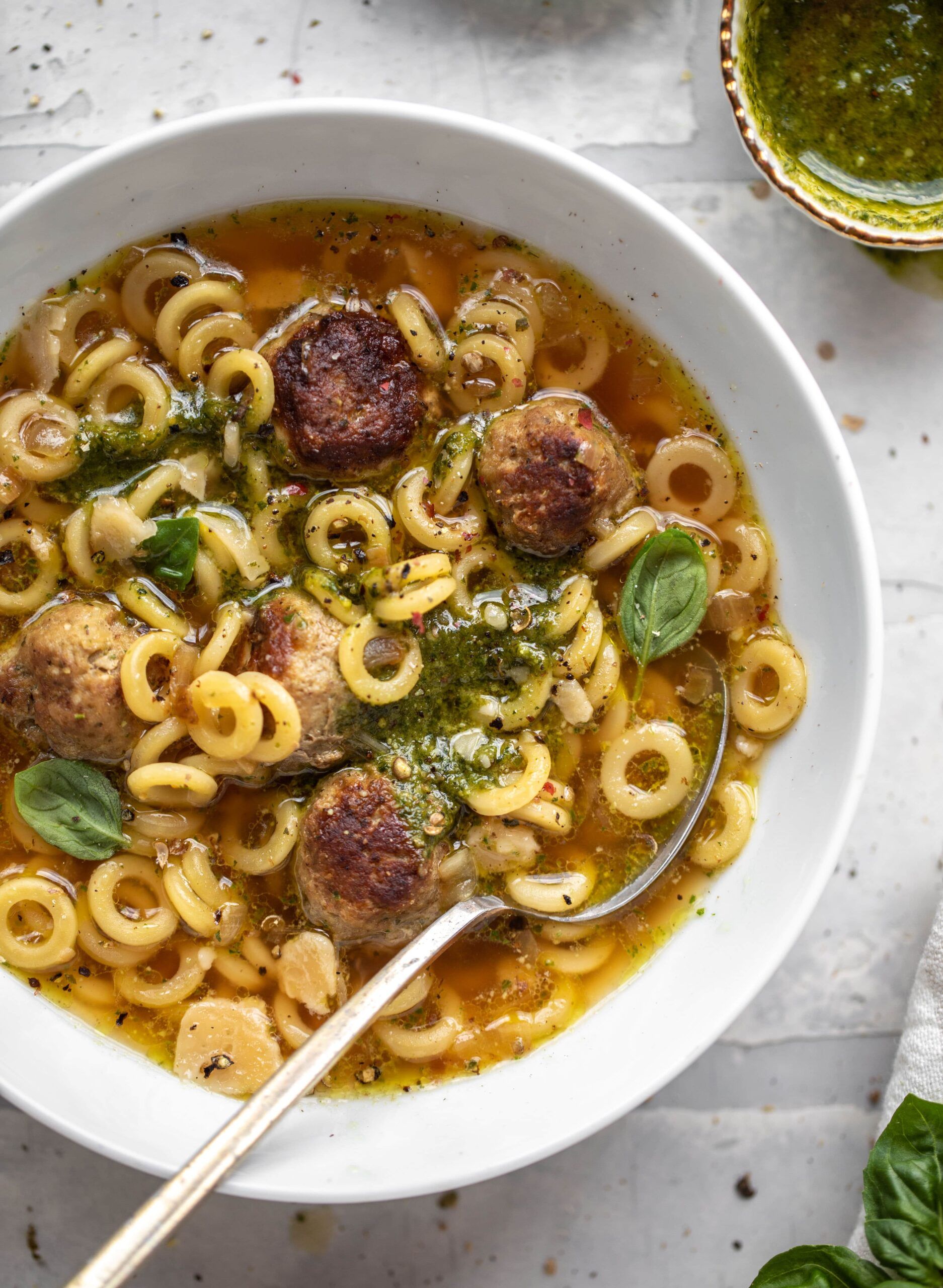 Mini sopa de albóndigas – Pesto de verano Mini sopa de albóndigas