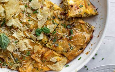 Frittata de papas fritas – Frittata de papas fritas, hierbas y cebolla caramelizada