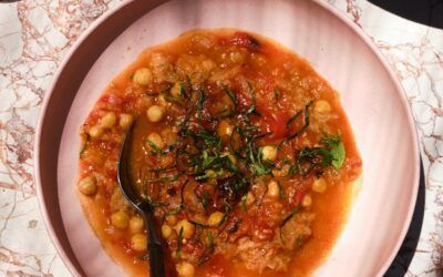 Tomate asado y sopa de masa fermentada