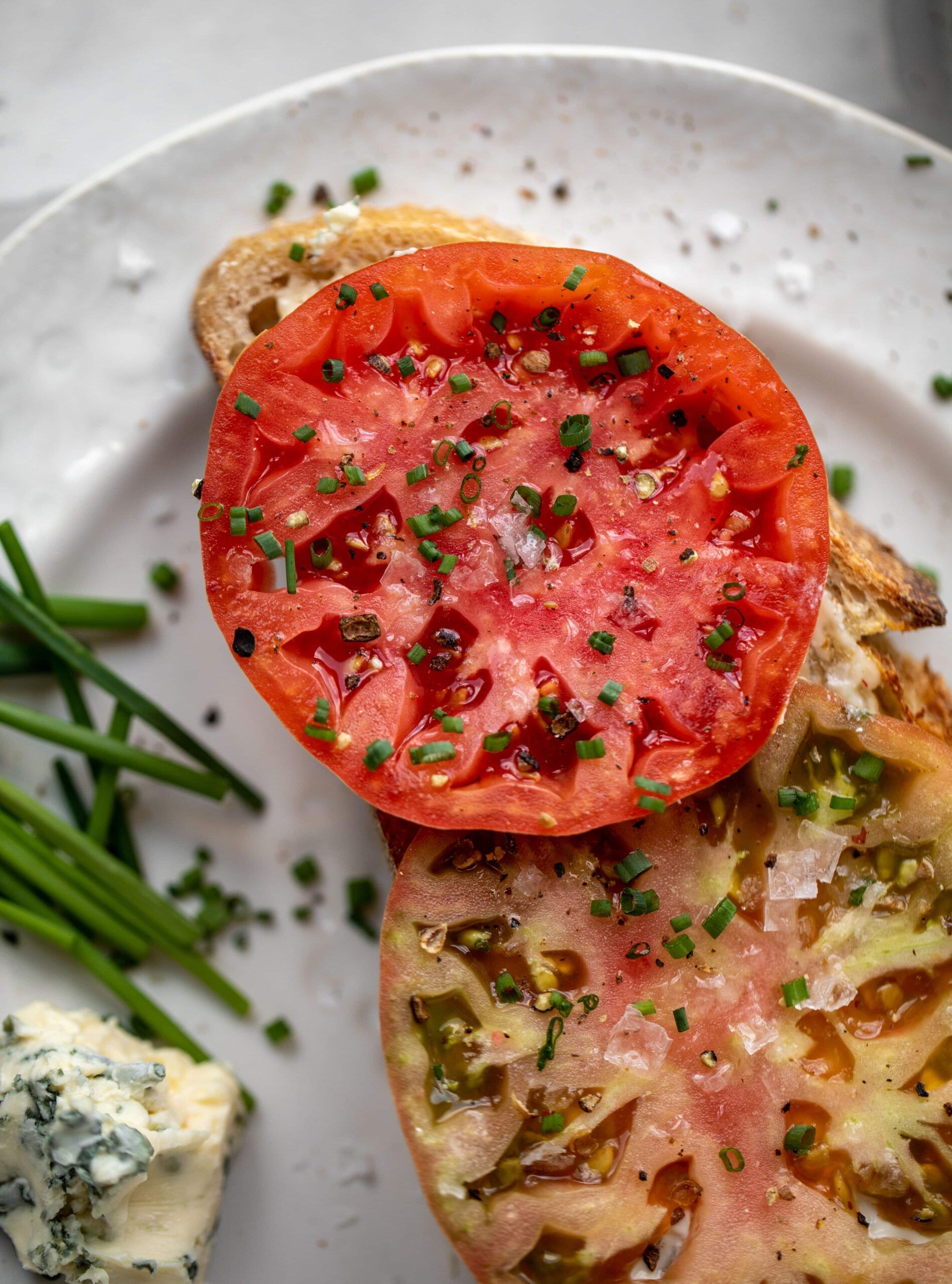 Tostada de Tomate con Queso Azul Mayo