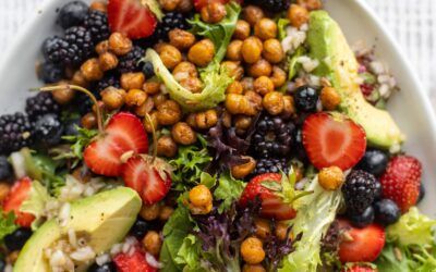Ensalada triple de bayas con garbanzos crujientes de canela