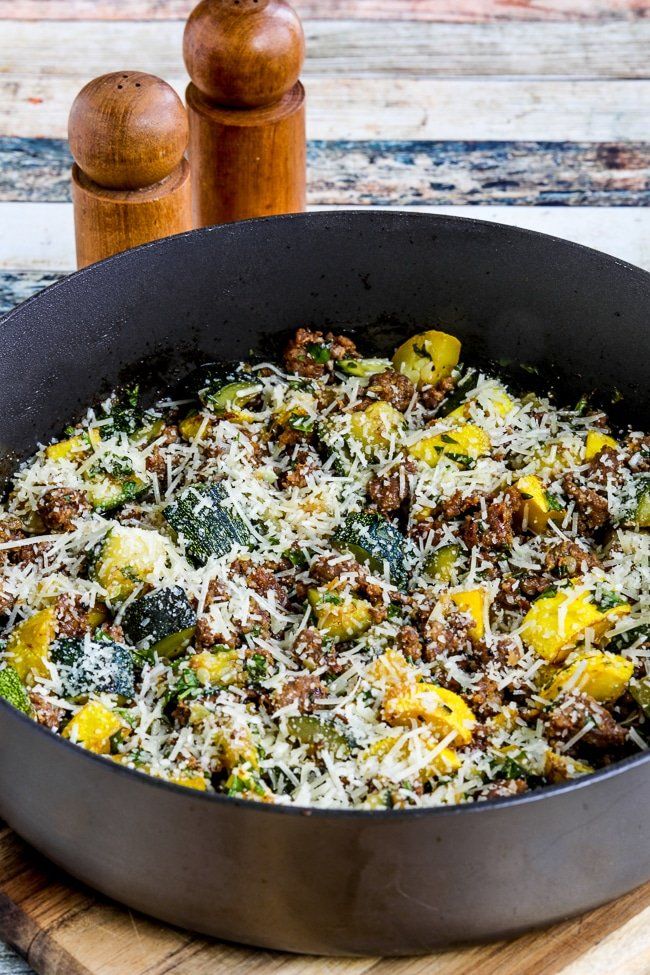 Comida de sartén con salchicha italiana y calabacín