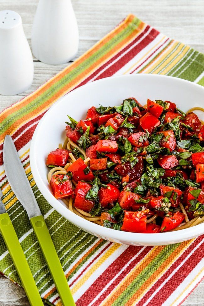 Salsa para pasta con tomate y albahaca sin cocinar