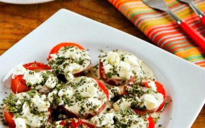 Ensalada de tomate de verano con queso de cabra, vinagreta de albahaca y hierbas
