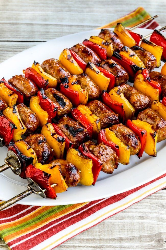Salchichas y pimientos asados