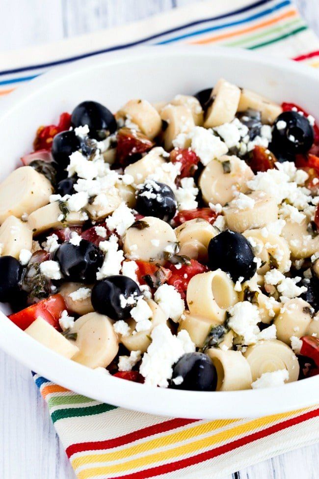 Ensalada de tomate con palmitos, aceitunas y queso feta