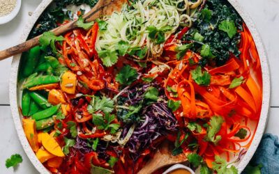 Ensalada de fideos arcoíris crudos con aderezo de maní