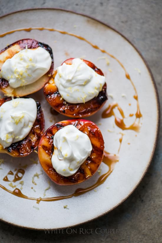 Receta de duraznos a la parrilla con balsámico de miel y crema fraiche