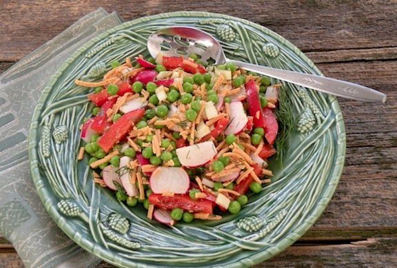 Ensalada de arvejas verdes, rábano y queso cheddar vegano