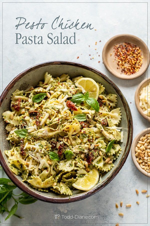 Receta de ensalada de pasta y pollo al pesto con pesto casero