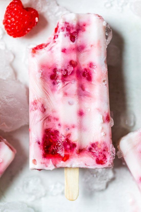 Paletas de helado de yogur de frambuesa