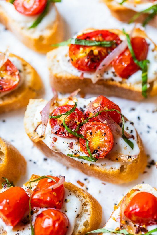 Tostada de ricotta batida con tomates asados
