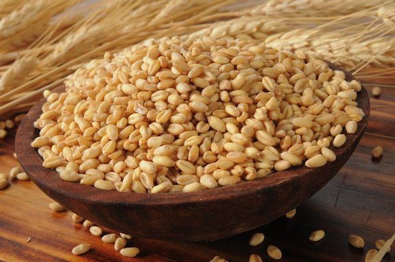 Ensalada de granos marinados con guisantes de ojo negro