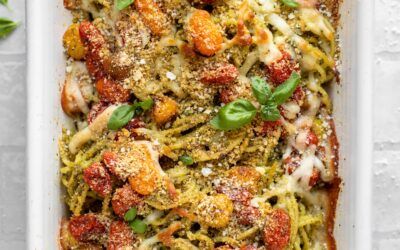Pasta al pesto al horno – Bucatini al pesto al horno con tomates en ráfaga