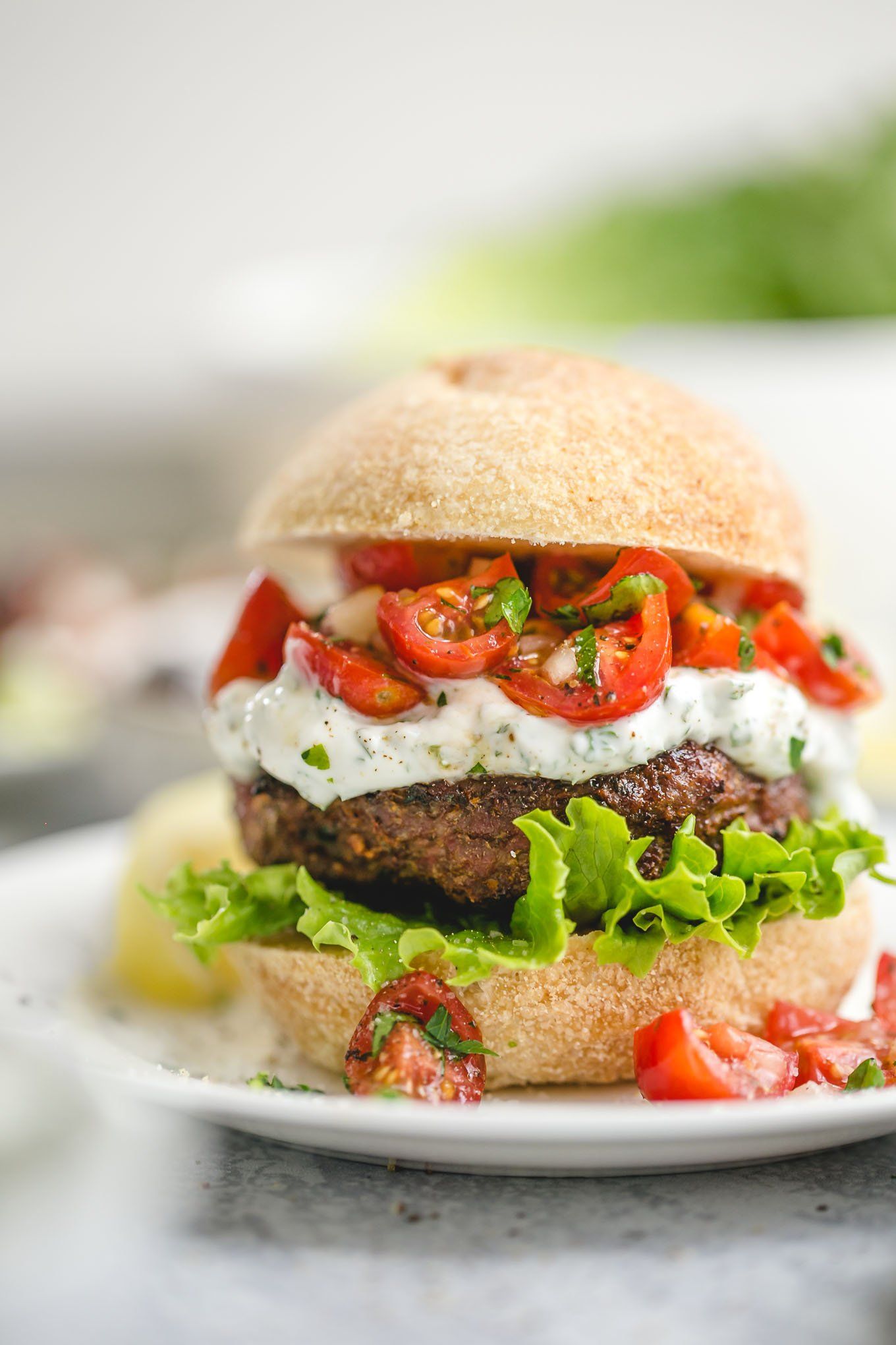 Hamburguesas de cordero a la parrilla con salsa de yogurt y salsa de tomate fresco