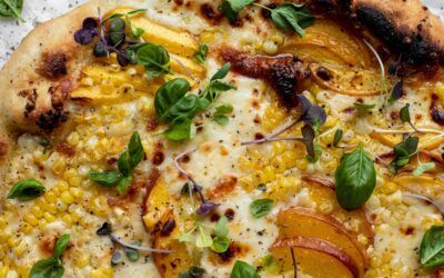 Pizza de maíz y durazno con salsa de ají y ajo