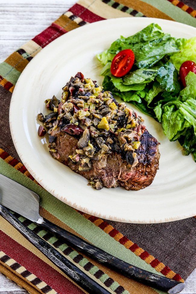 Bistec a la parrilla con salsa de aceitunas