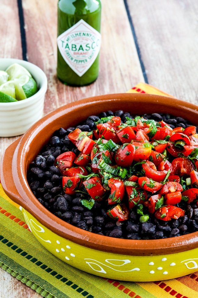 Frijoles negros picantes con cilantro