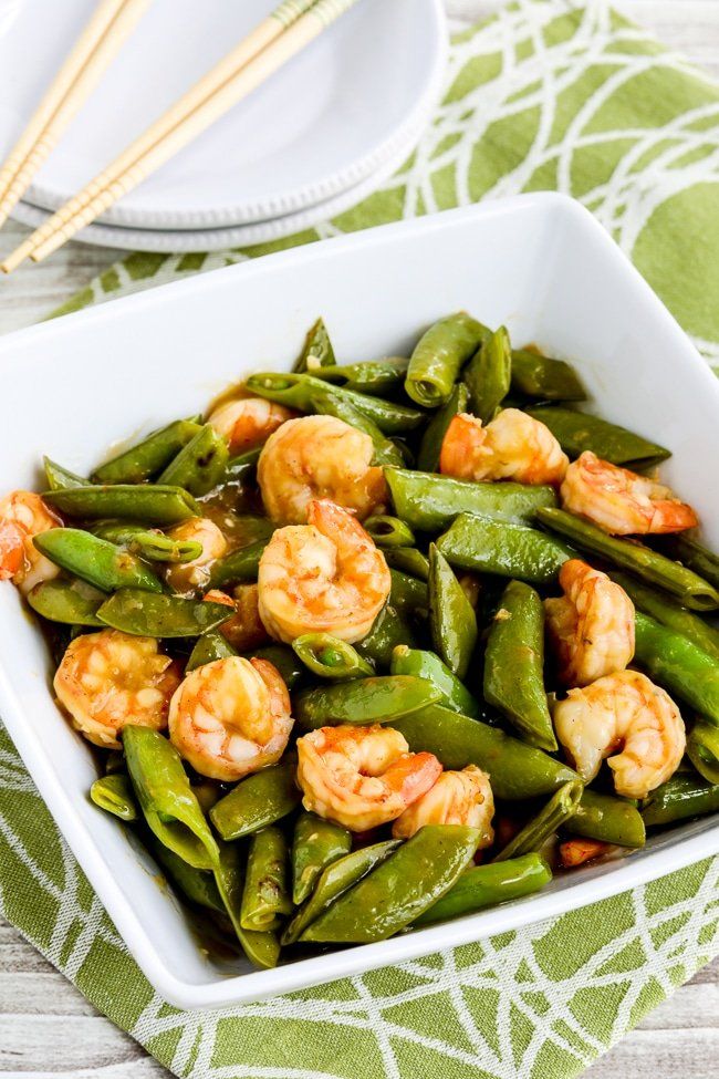 Camarones salteados y guisantes dulces