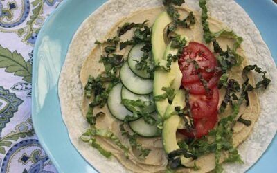 Wrap de hummus, pepino y aguacate