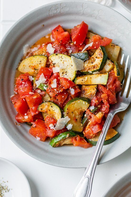Calabacín Salteado con Tomates Ciruela