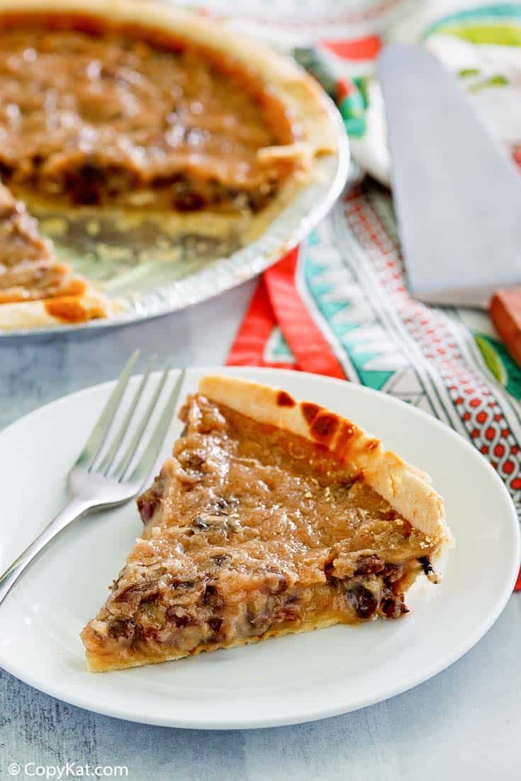 Pastel de crema agria con pasas