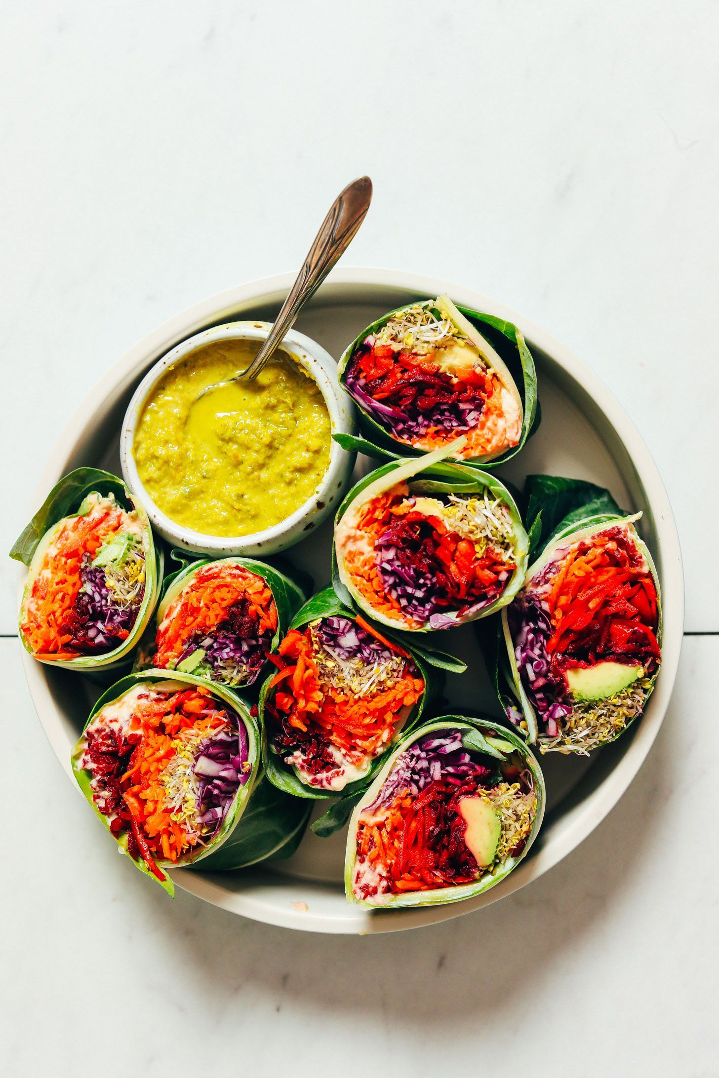 Wraps de verduras con salsa tahini de curry verde