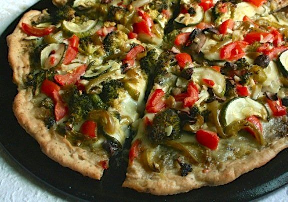 Verdadera pizza vegana de pesto vegetariana