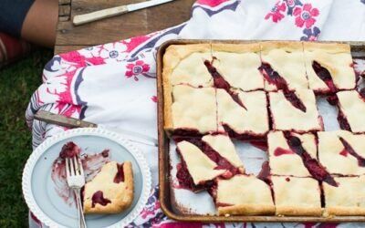 Receta de pastel de losa de bayas con chocolate y bayas frescas