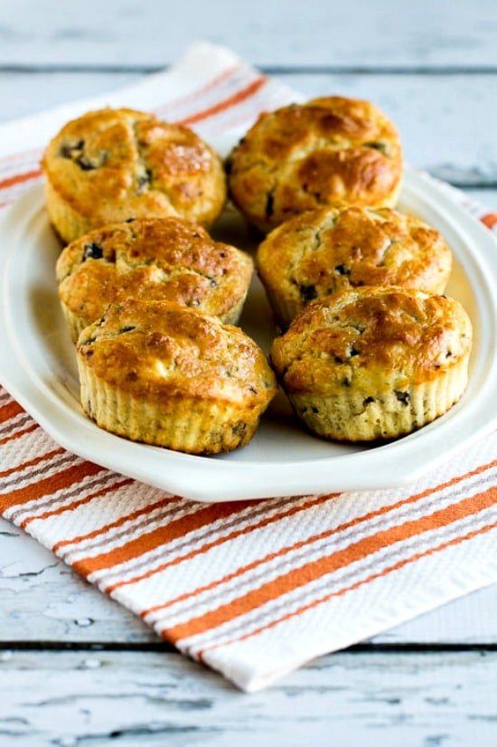 Muffins de desayuno de requesón con champiñones y queso feta