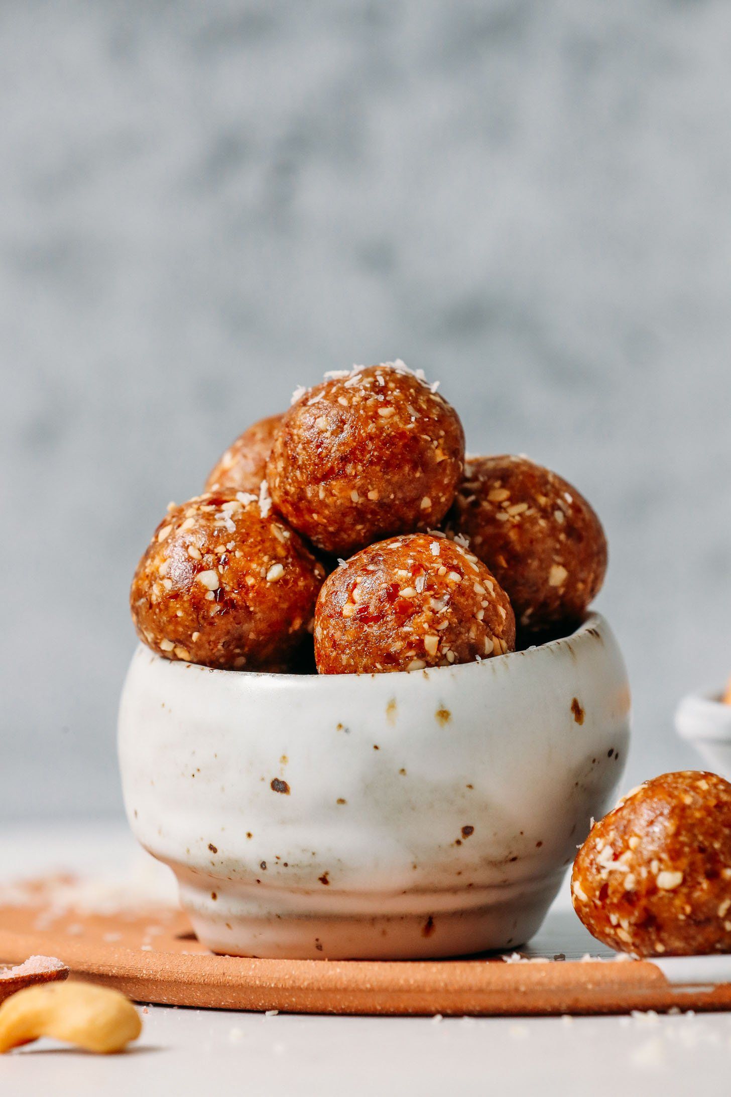 Bocaditos energéticos de caramelo de anacardo salado