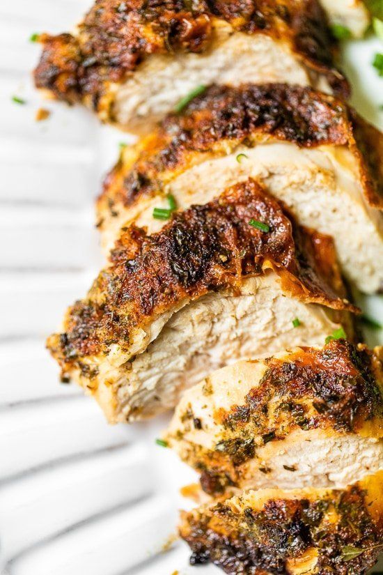 Pechuga de pollo asada con suero de leche con hierbas