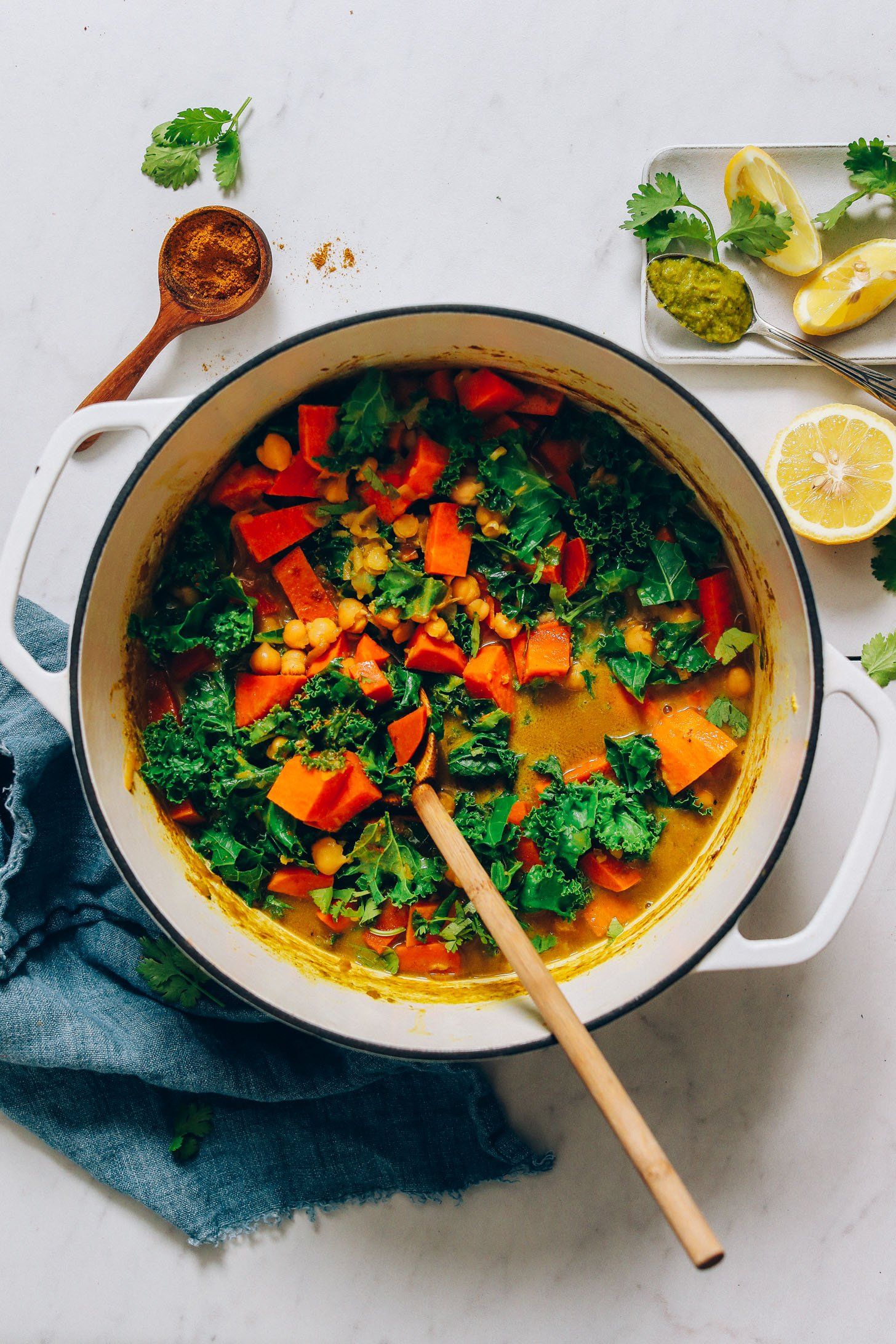 1 olla de curry verde con garbanzos y col rizada