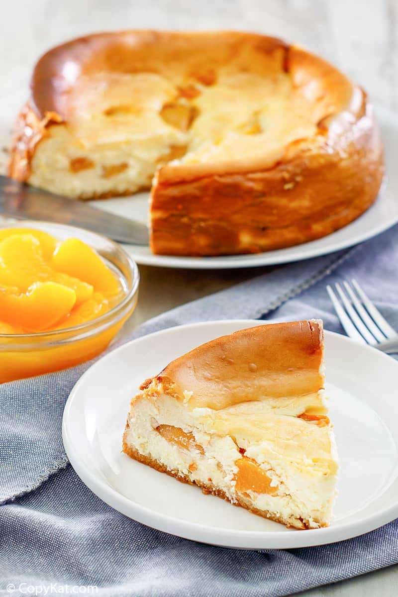 Tarta de queso con crema y duraznos