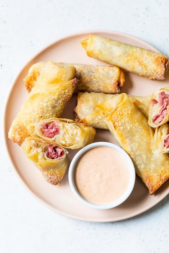 Rollos de huevo Pastrami Reuben (receta para freidora de aire o horno)