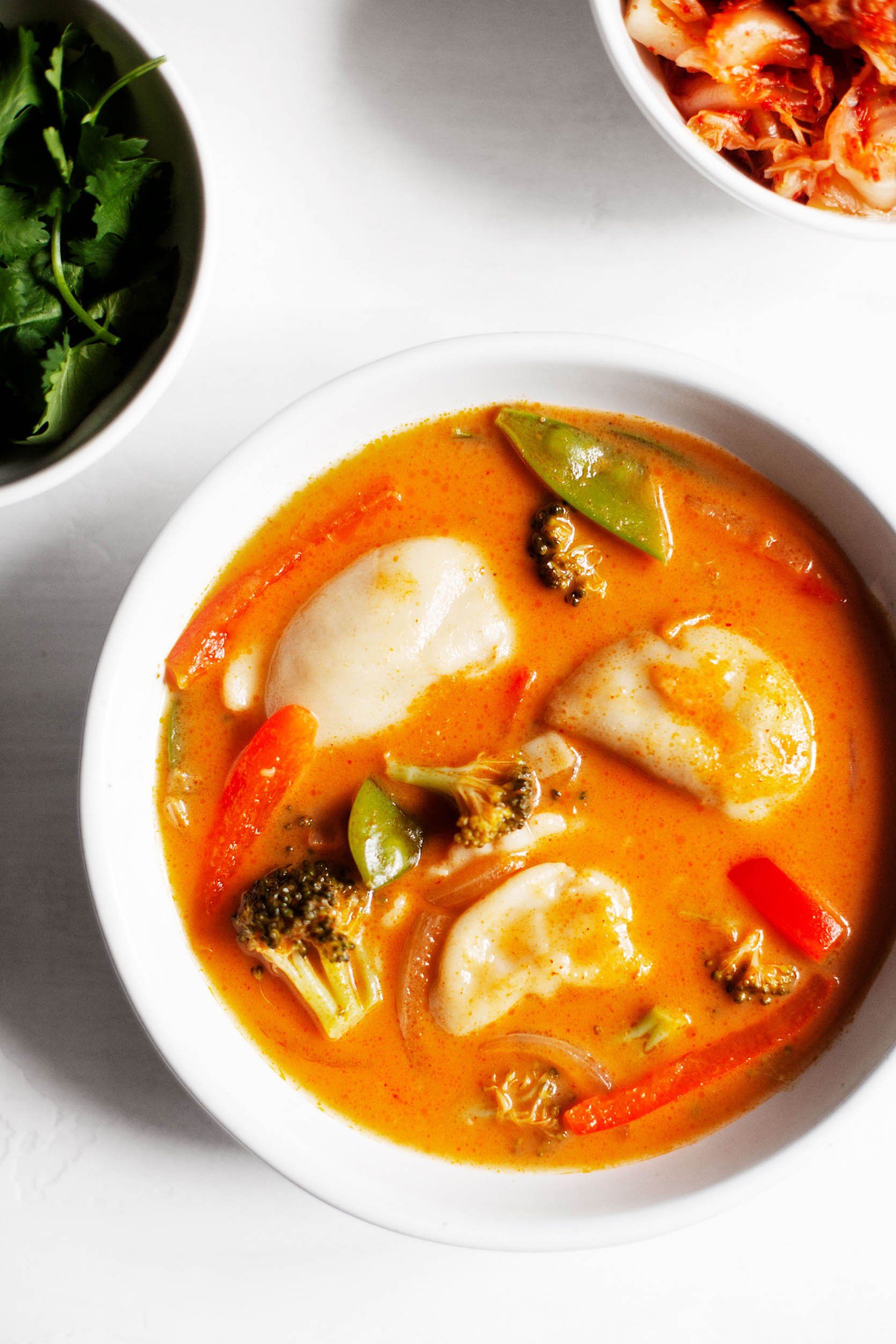 Sopa de bola de masa hervida al curry rojo | Sopa rápida y sabrosa y albóndigas con kimchi
