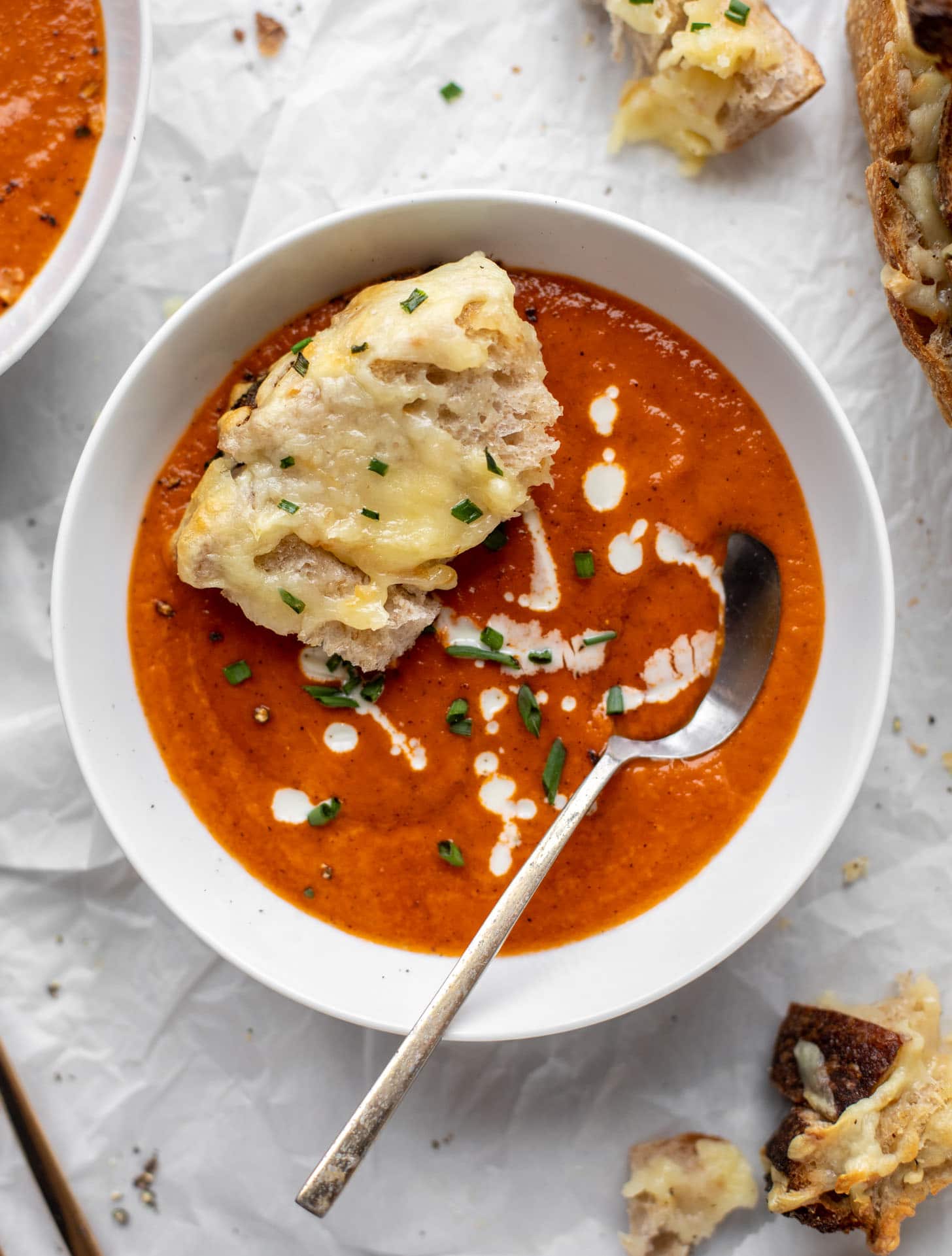 Sopa de tomate chipotle con pan de queso cheddar ahumado