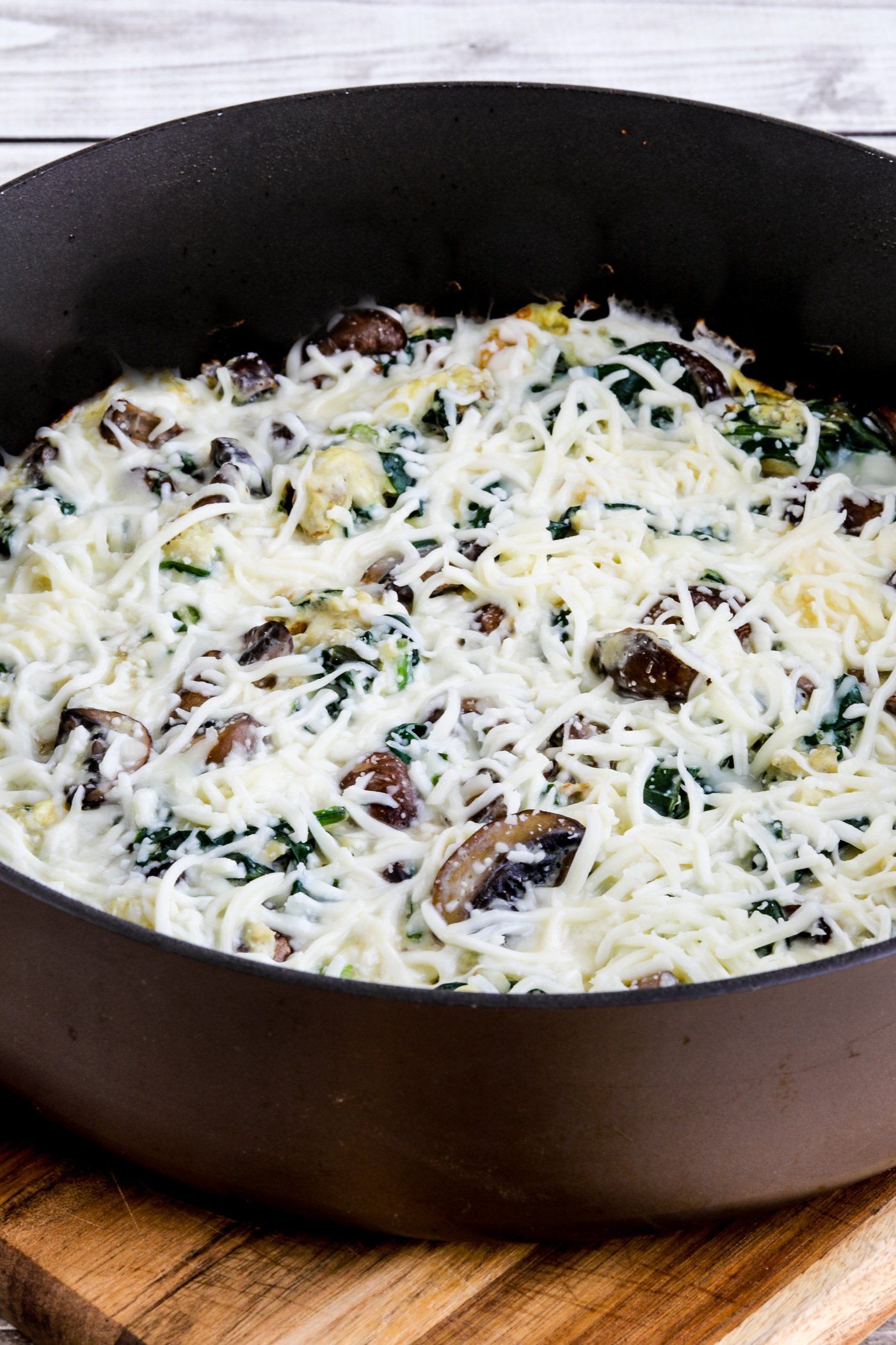 Sartén de huevos para amantes de las setas con espinacas
