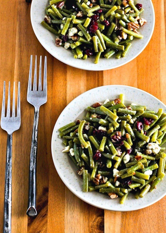 Ensalada de judías verdes con queso azul, arándanos y nueces
