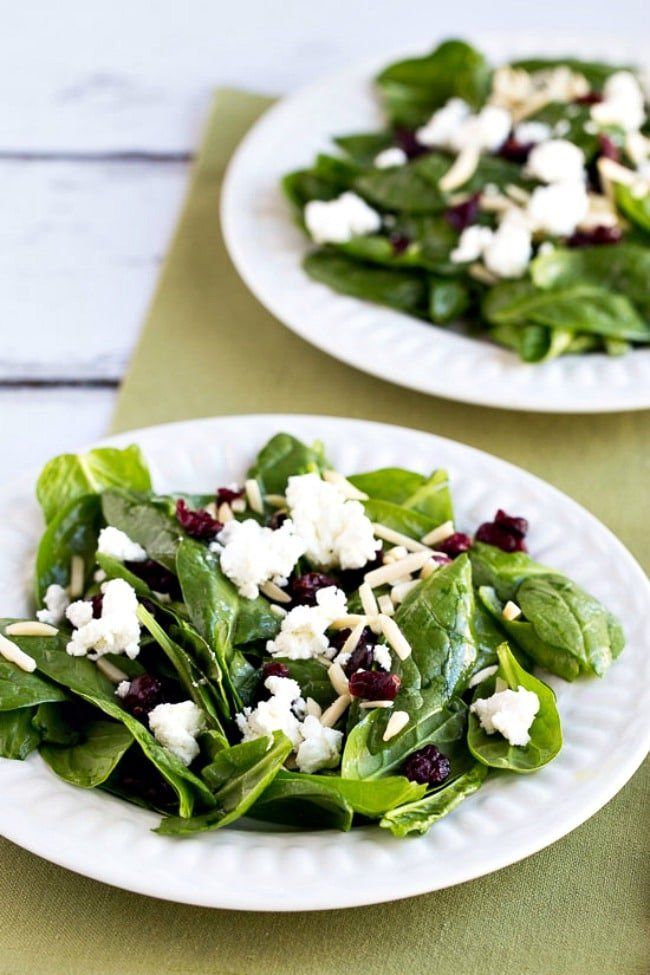 Ensalada de espinacas con arándanos, almendras y queso de cabra