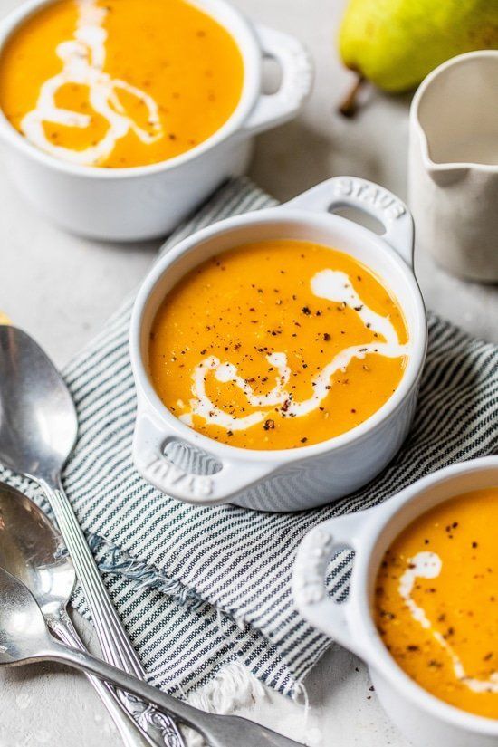 Sopa de pera butternut en olla de cocción lenta (sin lácteos)