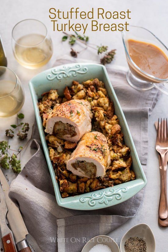 Pechuga de pavo asada rellena con relleno de salchicha