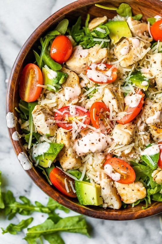 Tazón de arroz integral con pollo