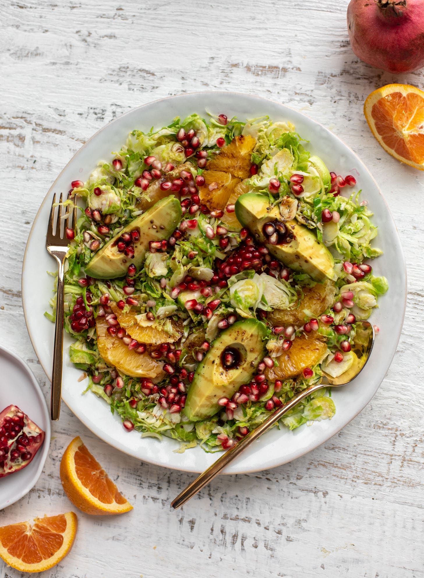 Ensalada cítrica de coles de Bruselas con aguacate y granada