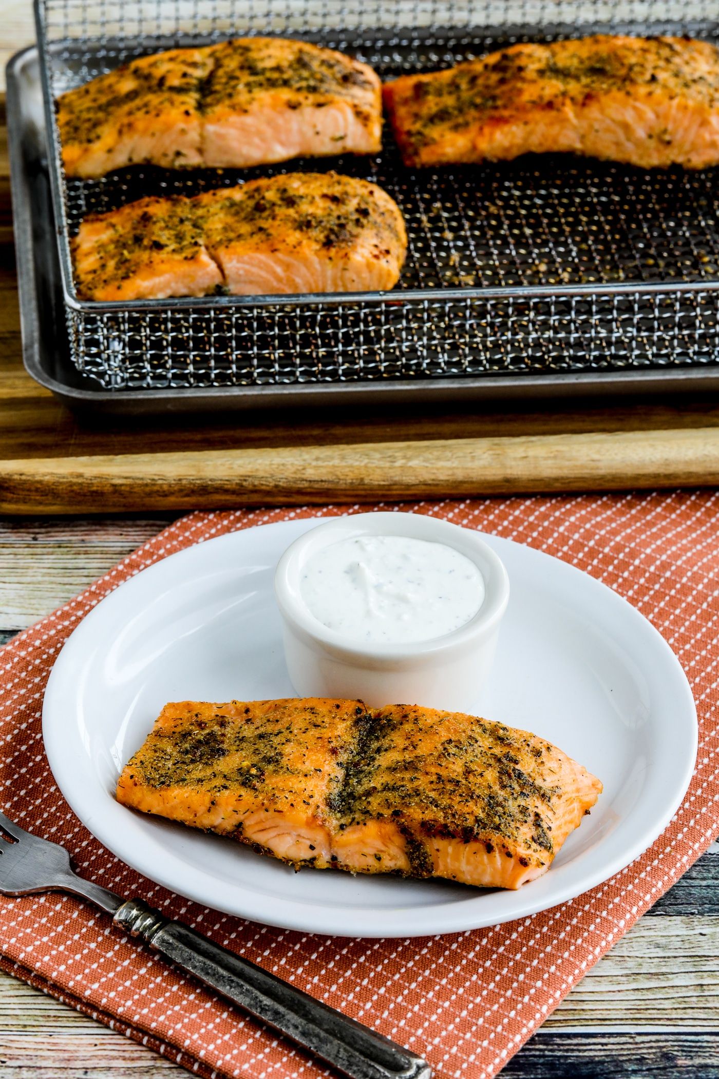 Salmón griego con salsa tzatziki