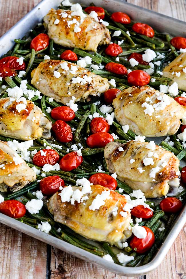 Plato griego con pollo, judías verdes y tomates