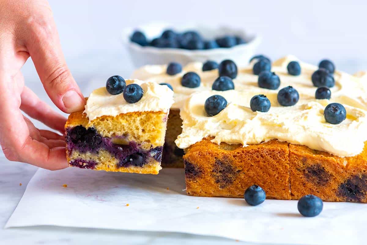 Pastel Mantecoso De Limón Y Arándanos
