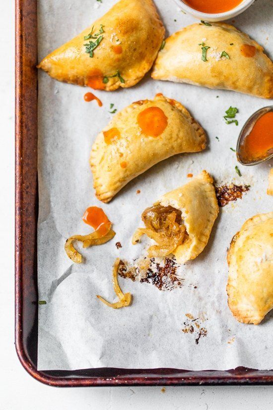 Empanadas de cebolla caramelizada (pequenes chilenos)