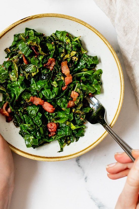 Coles verdes salteadas con tocino
