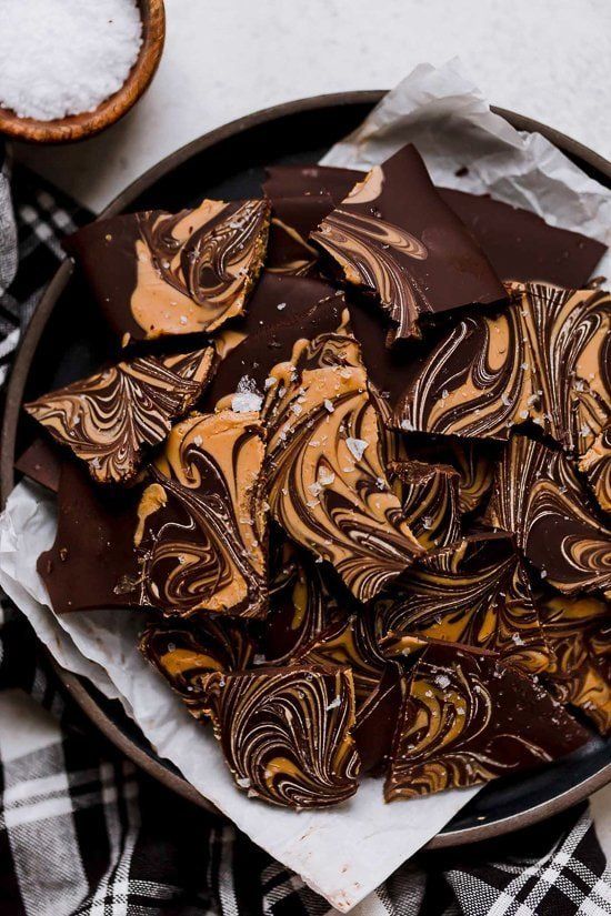 Corteza de mantequilla de maní con chocolate amargo (bajo contenido de azúcar)